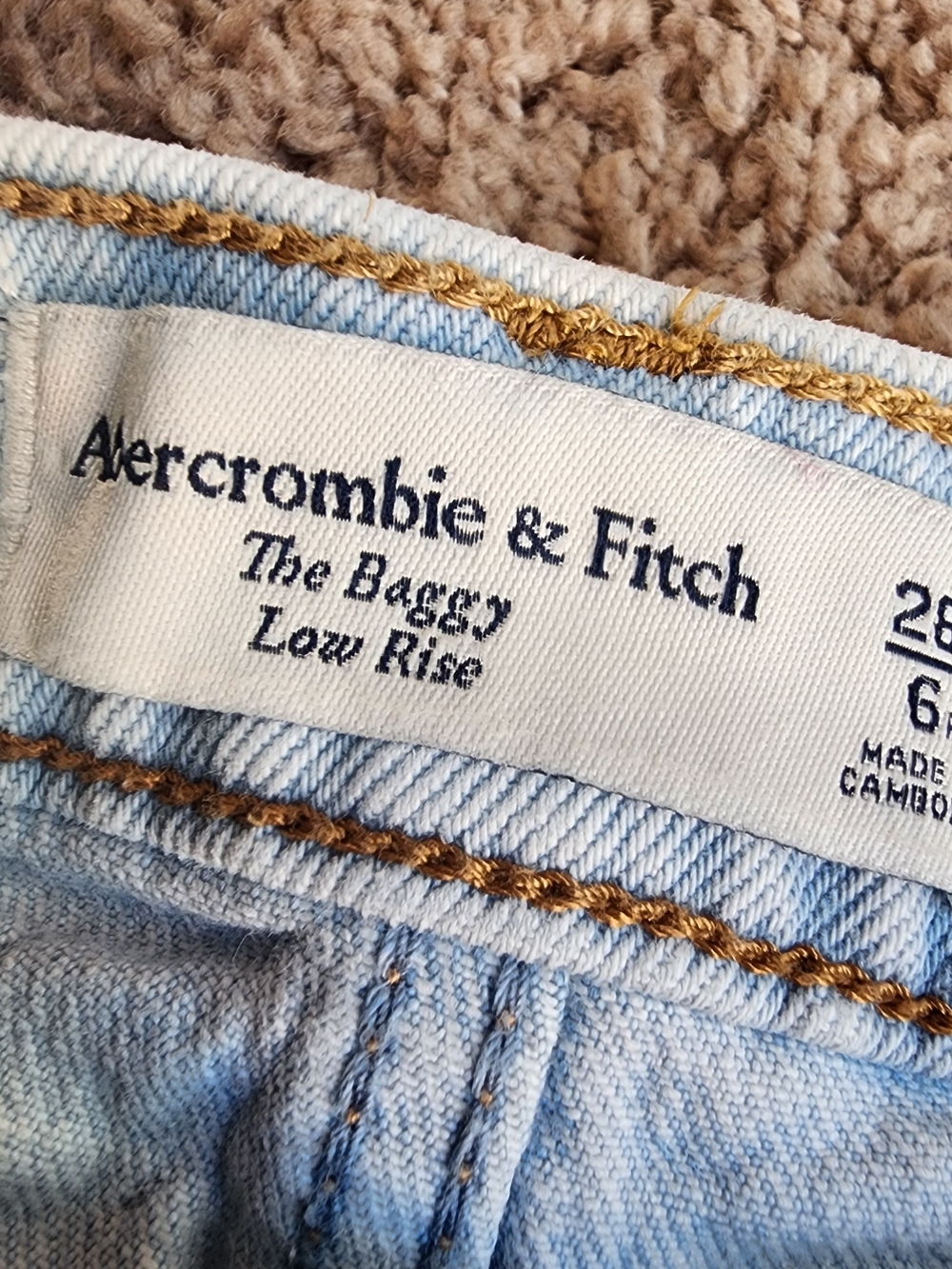Abercrombie & Fitch The Baggy Low Rise, Light Wash Denim Blue Jeans, Sz 6 / 28 - Picture 5 of 9